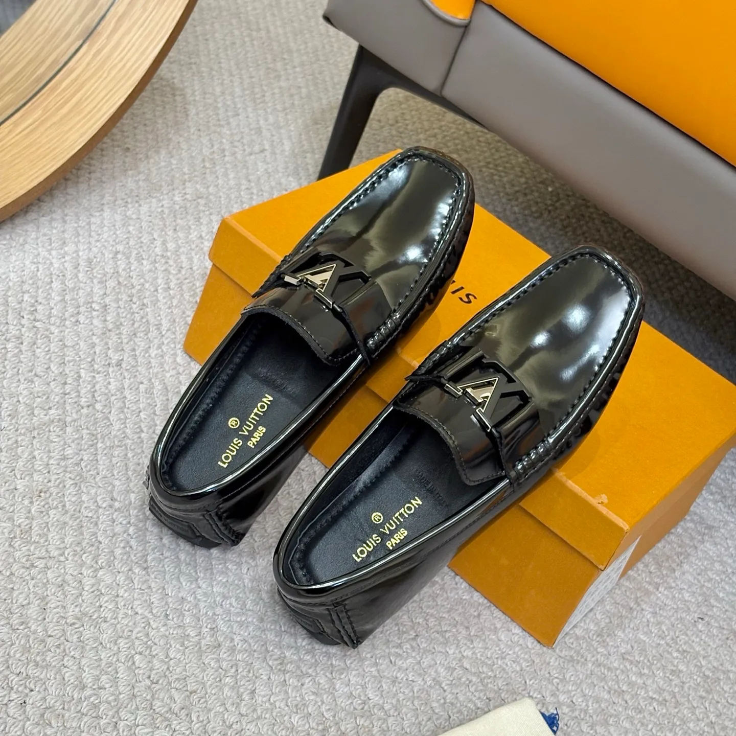 Men's men's shoes 💰420 (Yangli) LV 2⃣️0⃣️2⃣️5️⃣Spring and summer counter GLORIA series models ✈️Original factory special leather production, original last type. A classic driving slip-on casual shoe that shows an elegant style with exquisite craftsmanship details such as Monogram embossing all over the upper🌀Italian imported calfskin fabric Sheepskin foot pads➕Inside～Private mold replica sole Unique style Comfortable driving slip-on Size: 4-12 (38-46) Comes with [Counter packaging: original box, wrapping paper, card, instruction manual, shoehorn, cloth bag] No pressure to enter and leave the counter!